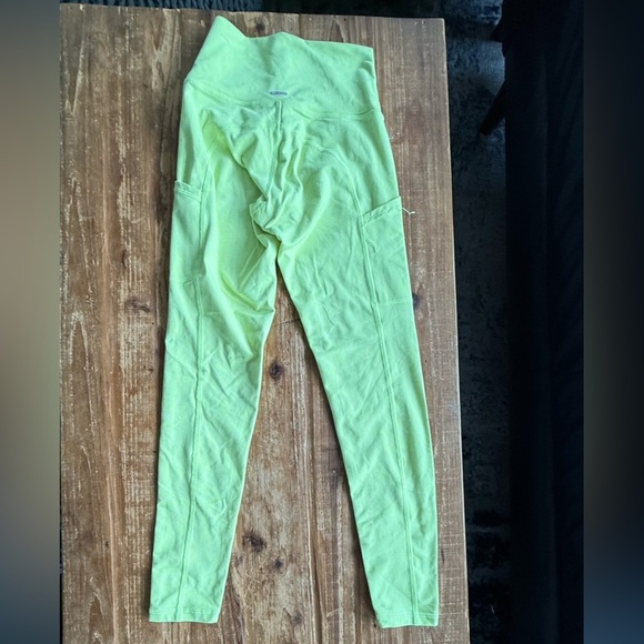 Aerie play leggings in neon green - Picture 2 of 3